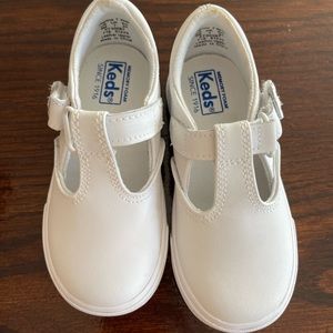 keds daphne t-strap sneaker, new and never worn